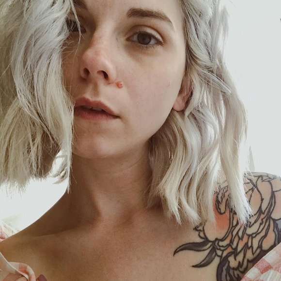 Meet your Posher, Bri - Picture 1 of 1